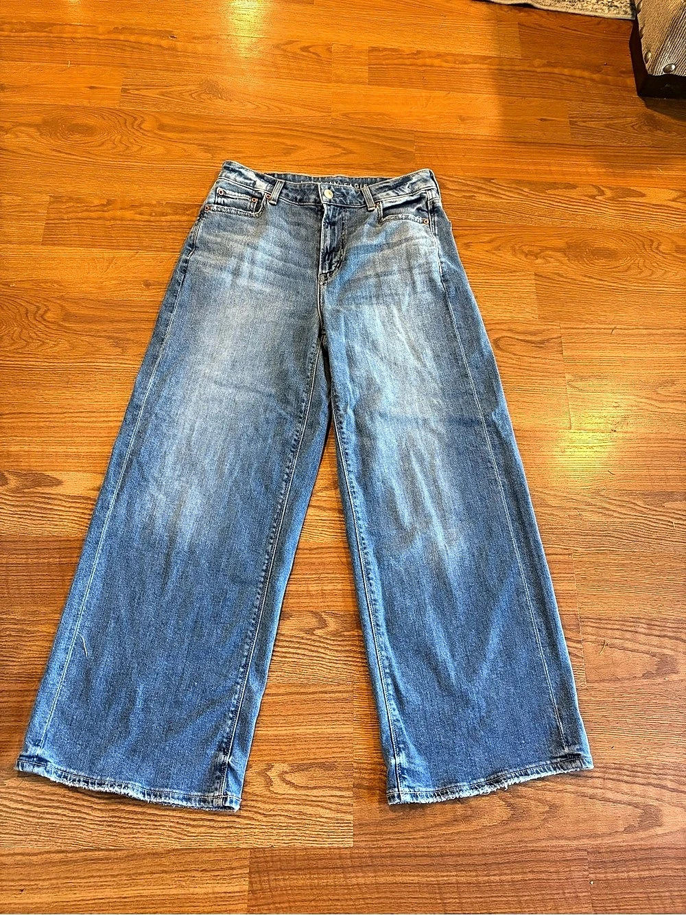 AE American Eagle Super High-Waisted Baggy Wide Leg Jean 4 short
